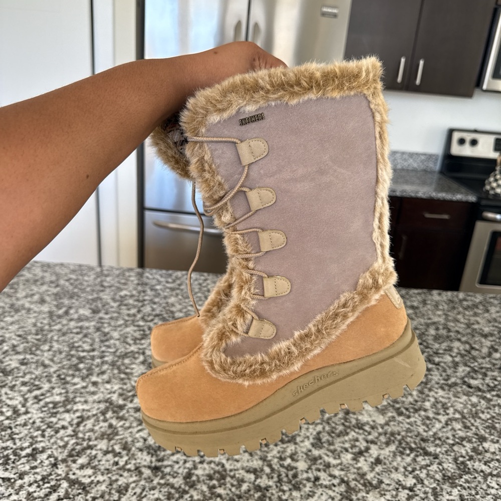 Y2K  Skechers Women's Tan and Cream Winter Boots